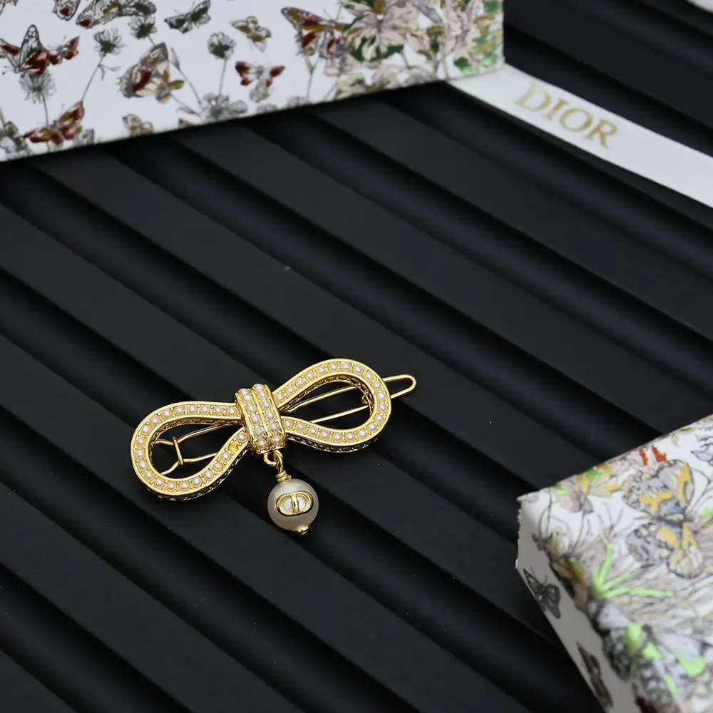 Side view highlighting the clasp of Dior Women Le Nœud de Dior Barrette