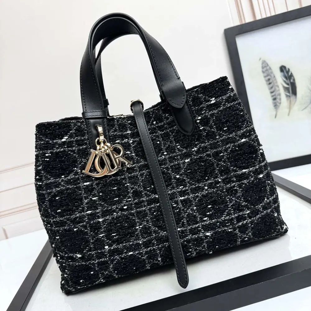 Close-up on the white Cannage motif and silver hardware of Dior Women Medium Dior Toujours Bag