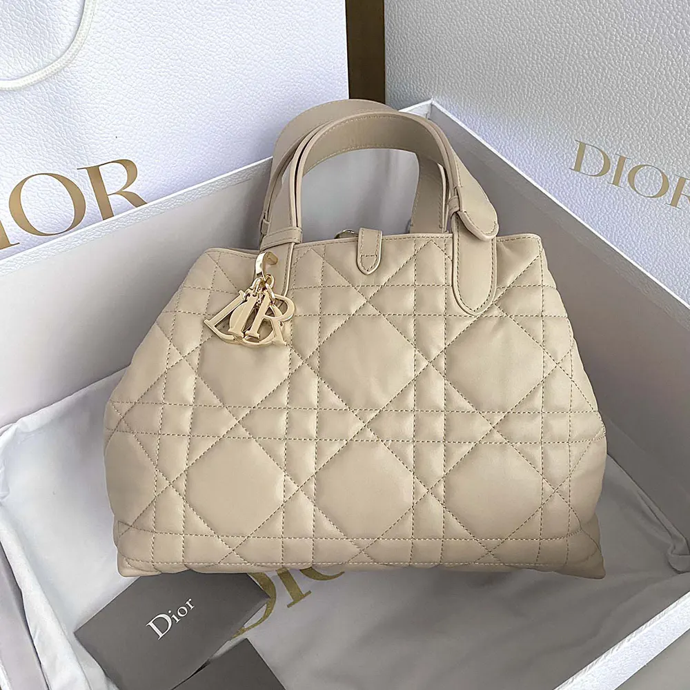 Close-up detail of Macrocannage quilting on Dior Women Medium Dior Toujours Bag