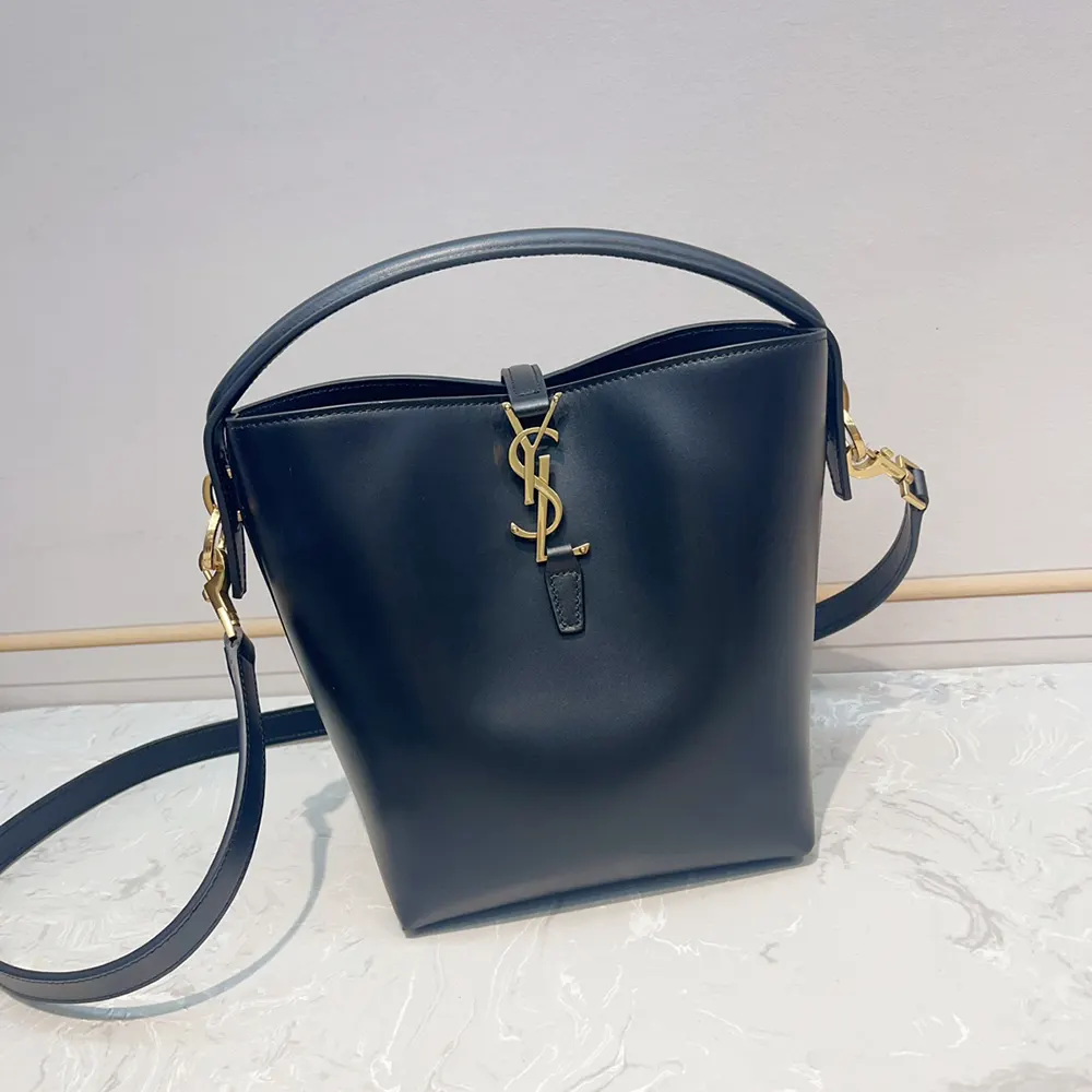 Close-up of gold YSL logo on Saint Laurent YSL Women Le 37 Small bag