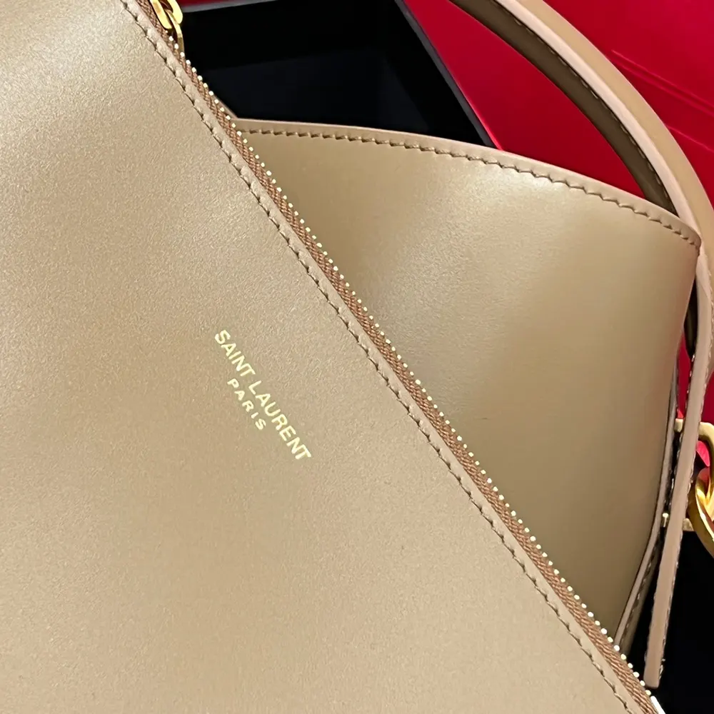 Side angle showing magnetic closure on Saint Laurent YSL Le 37 Small