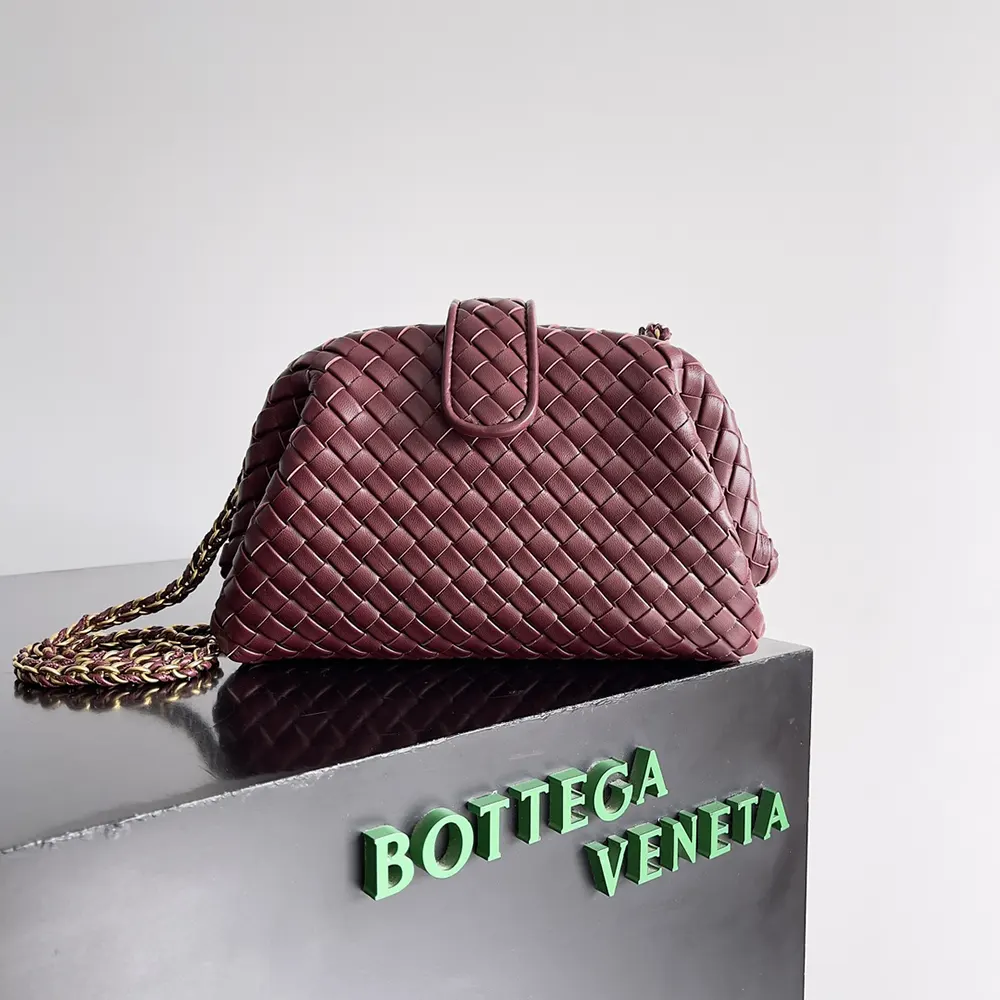 Close-up of intrecciato leather detail on Bottega Veneta Women Small Lauren 1980-Barolo
