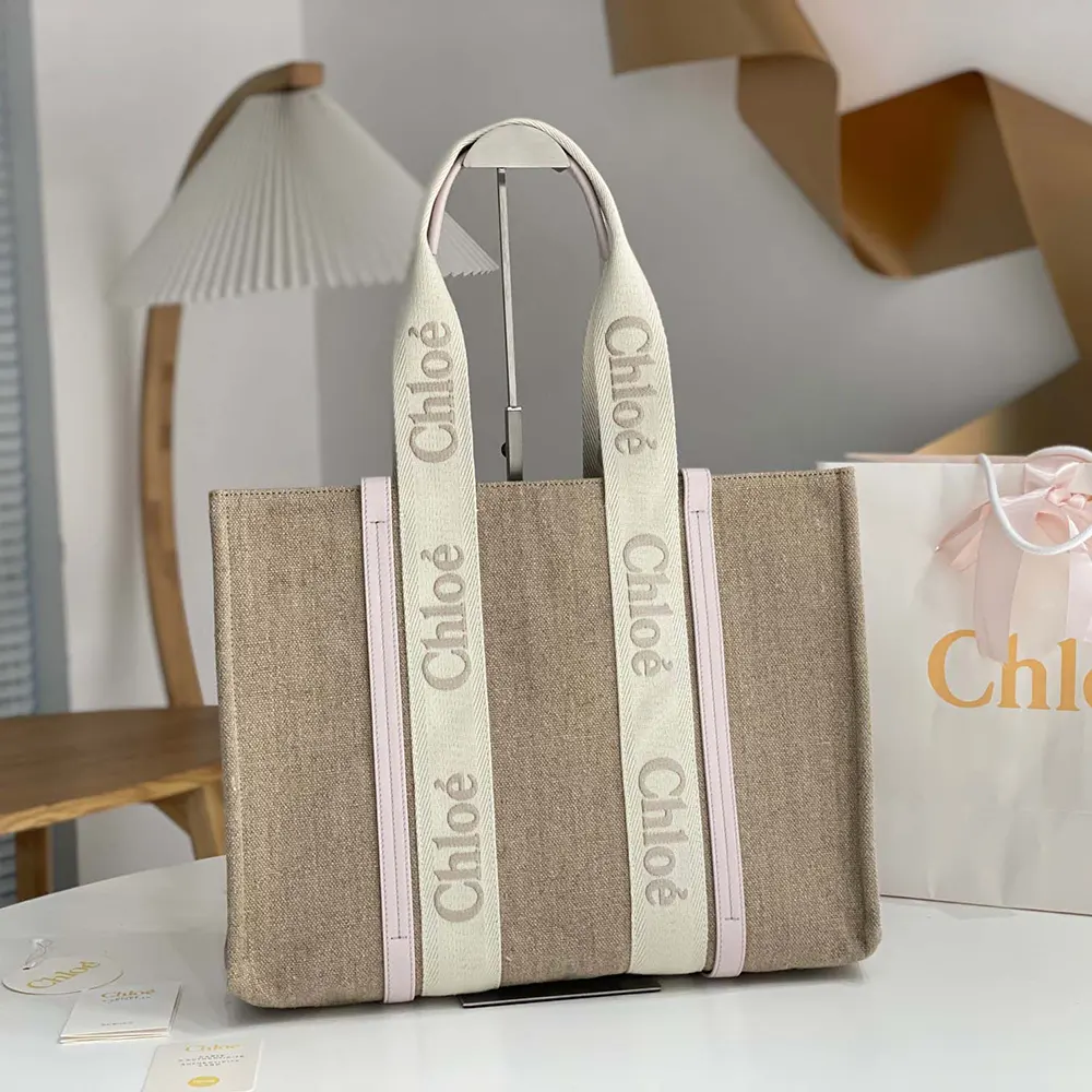 Close-up of gold clasp and linen texture on Chloe Women Woody Tote Bag