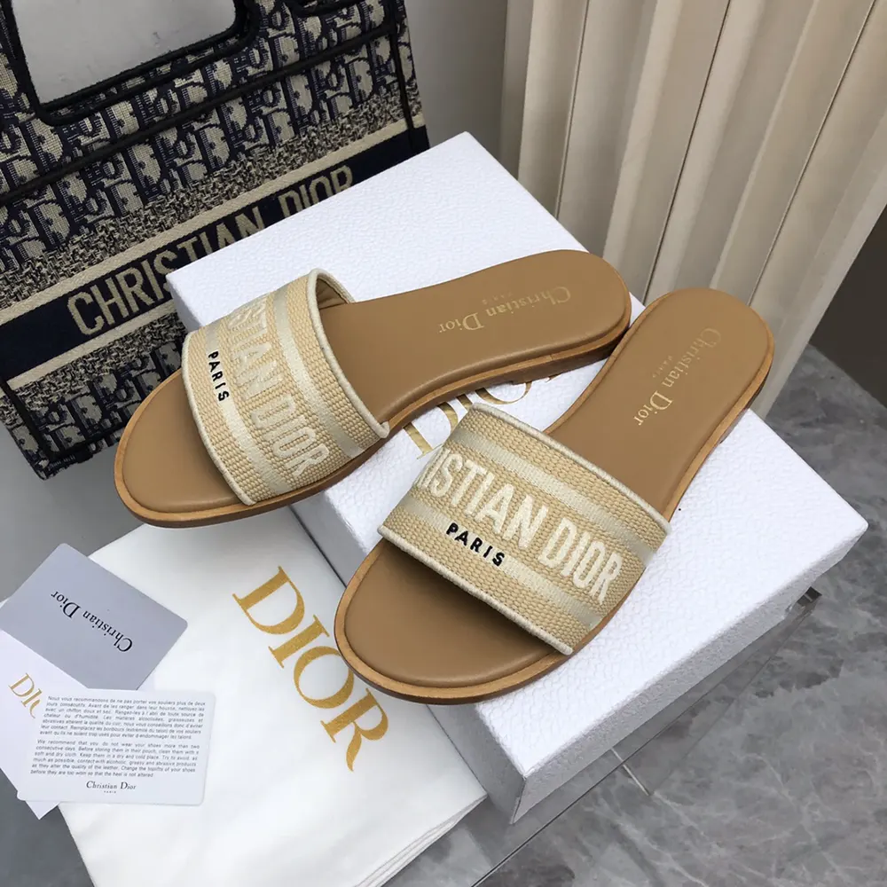 Close-up of white embroidered cotton strap on Dior Women Dioriviera Dway Slide