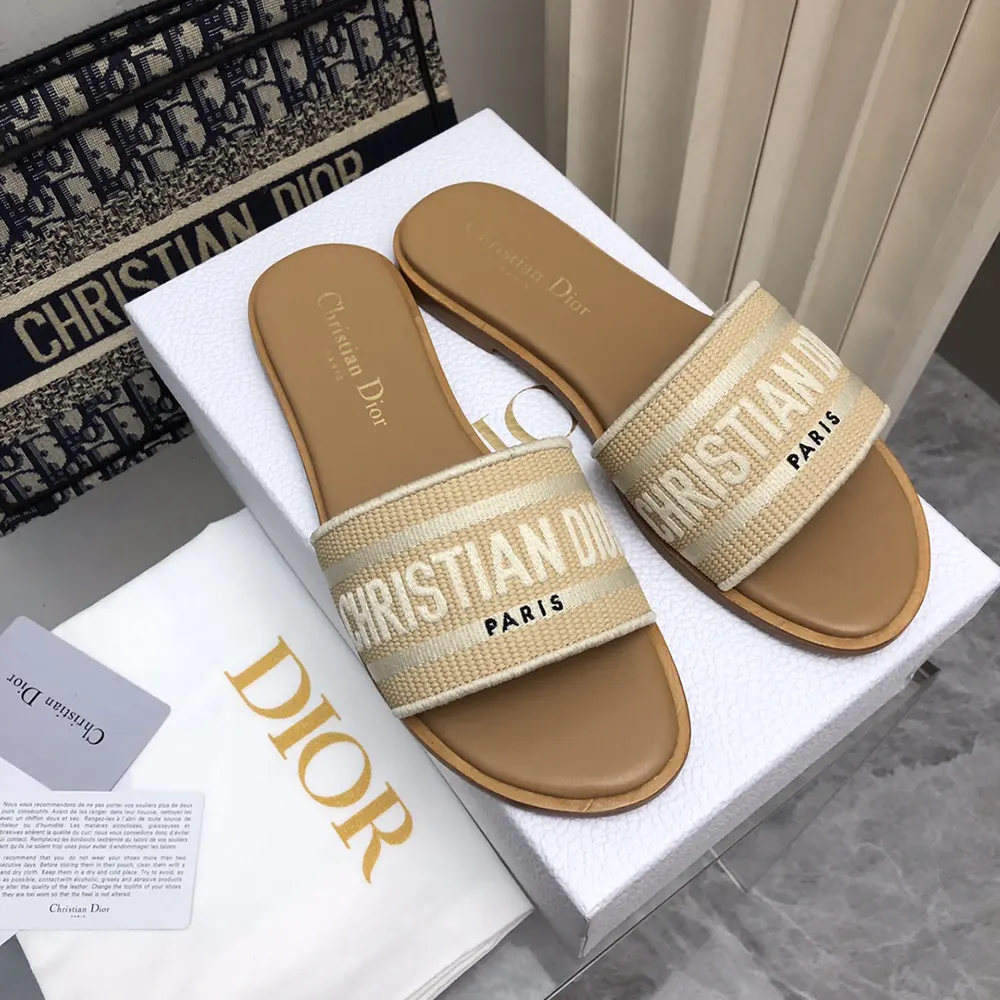 Top-down view showing slide silhouette and natural raffia sole of Dior Women Dioriviera Dway Slide