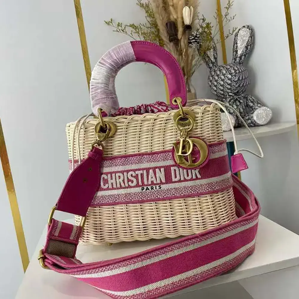 Close-up of silver ‘D.I.O.R.’ charm on Dior Women Medium Lady Dior Bag