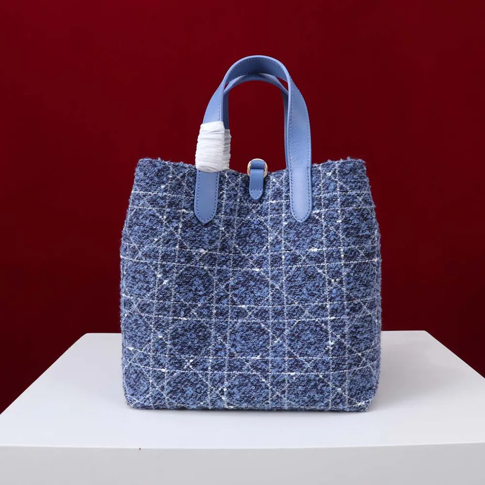 Close-up of white Cannage motif on Dior Women Medium Dior Toujours Vertical Tote Bag