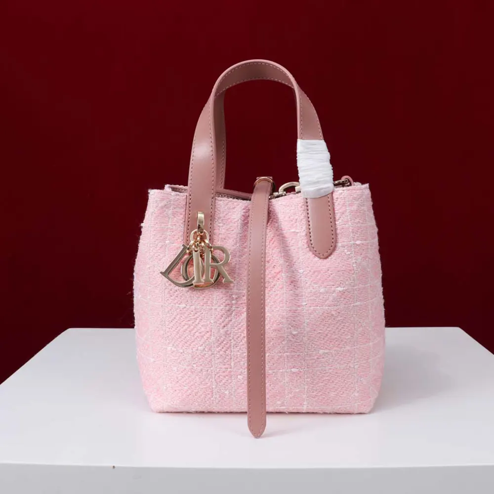 Close-up of white Cannage motif on Dior Women Small Dior Toujours Tote