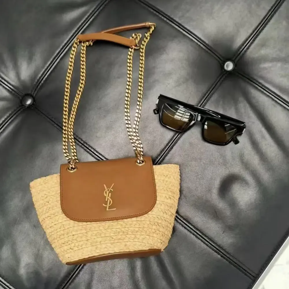 Close-up of gold YSL logo on Saint Laurent YSL Women Mini Manon in Raffia