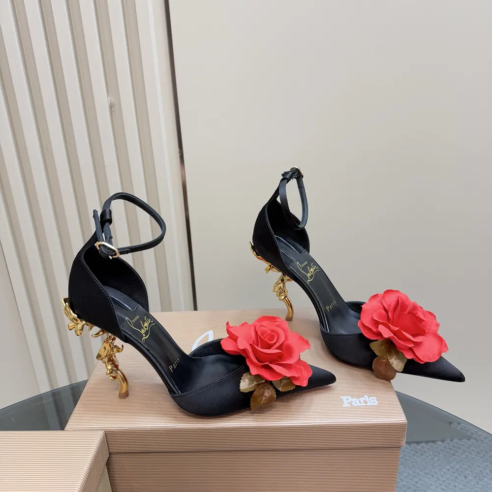 Sole view showing signature red lacquer of Bellarose 100 mm pumps