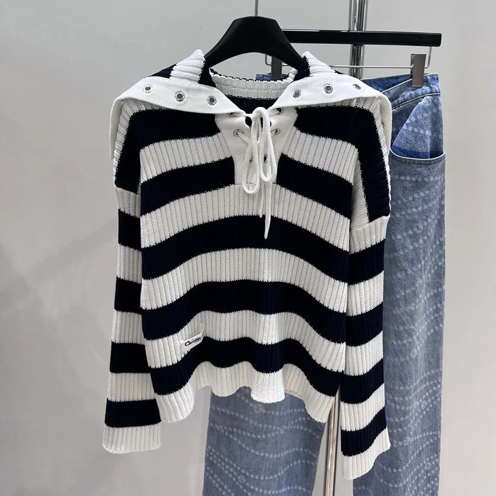 Close-up of ribbed cotton knit and Dior woven logo detail