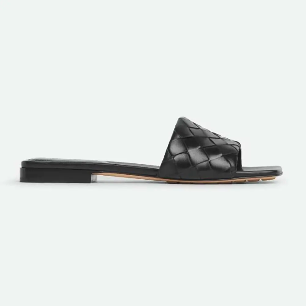 Side profile of Bottega Veneta Women Parco Flat Mule-Black showing intrecciato detail