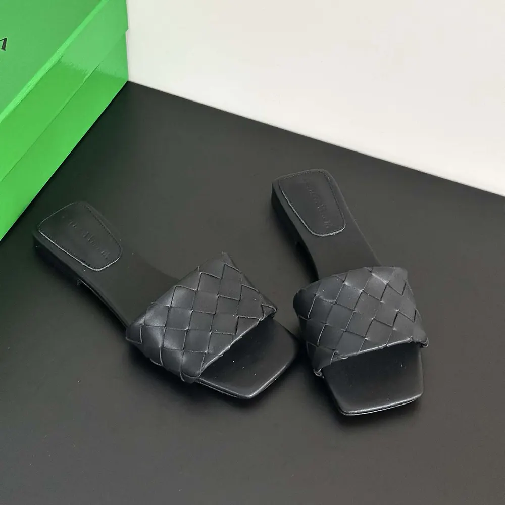 Close-up on sole and interior lining of Bottega Veneta Women Parco Flat Mule-Black