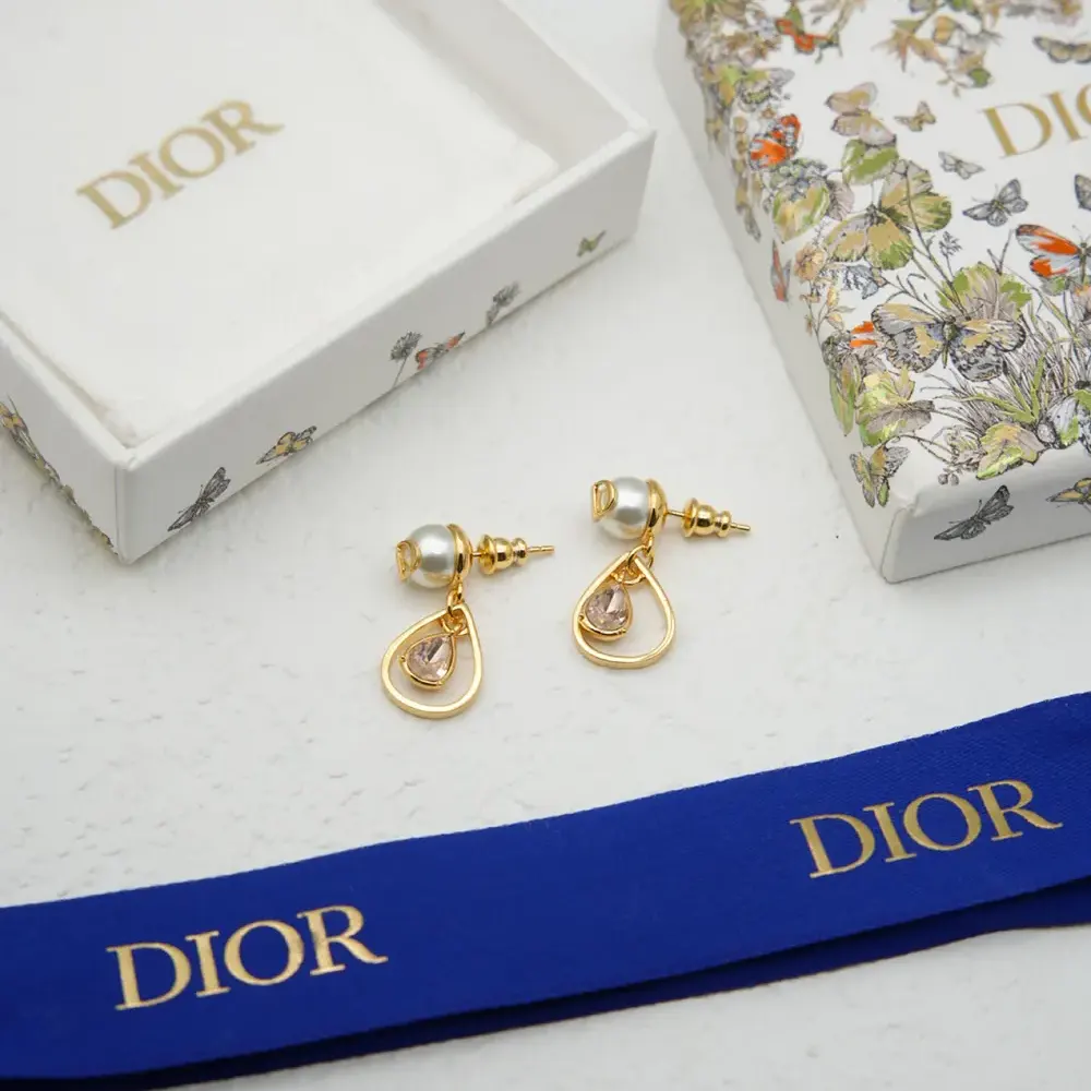 Side angle showing drop silhouette of Dior Women D-Drop Earrings Gold