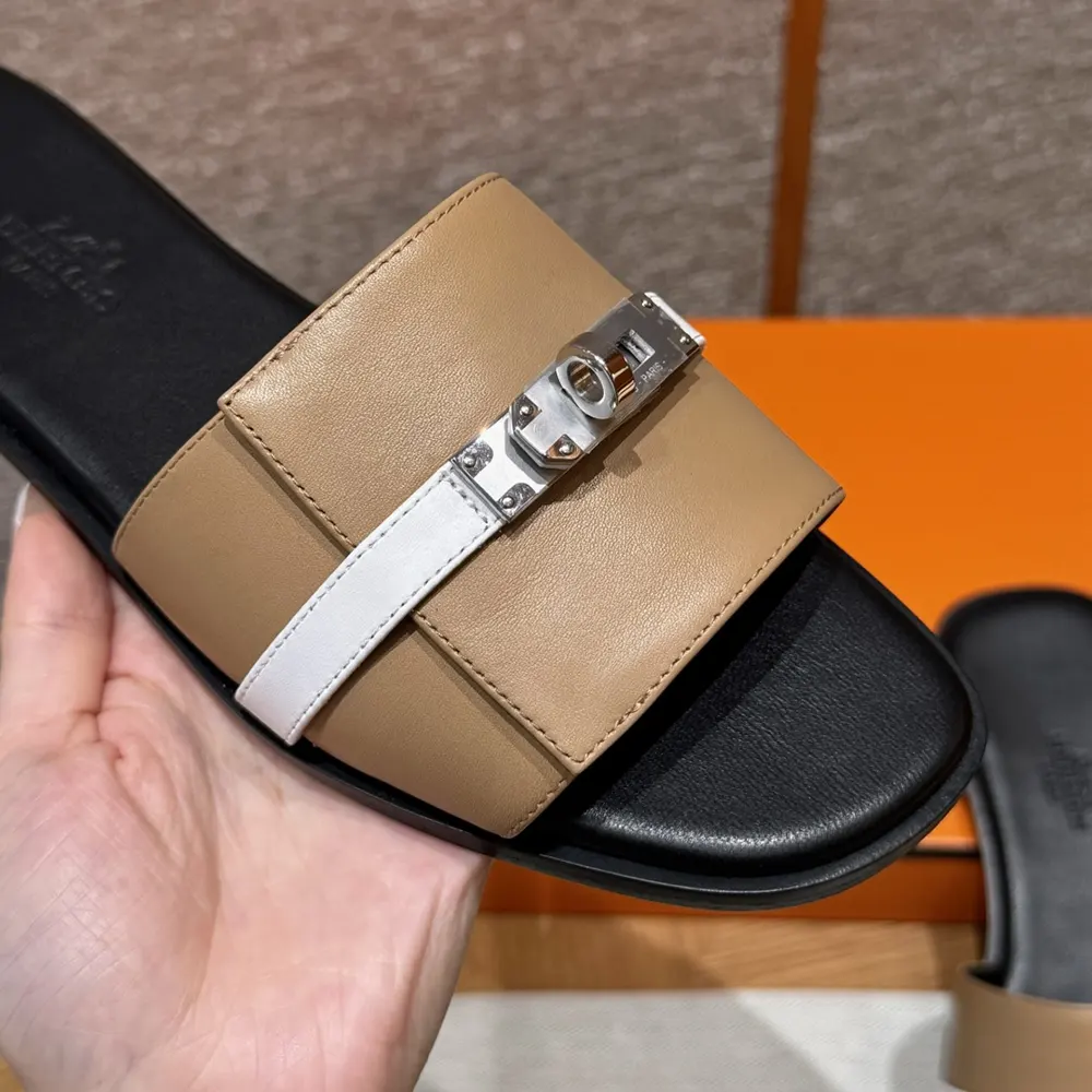Close-up detail of embossed Hermès ‘H’ on Hermes Unisex Giulia sandal