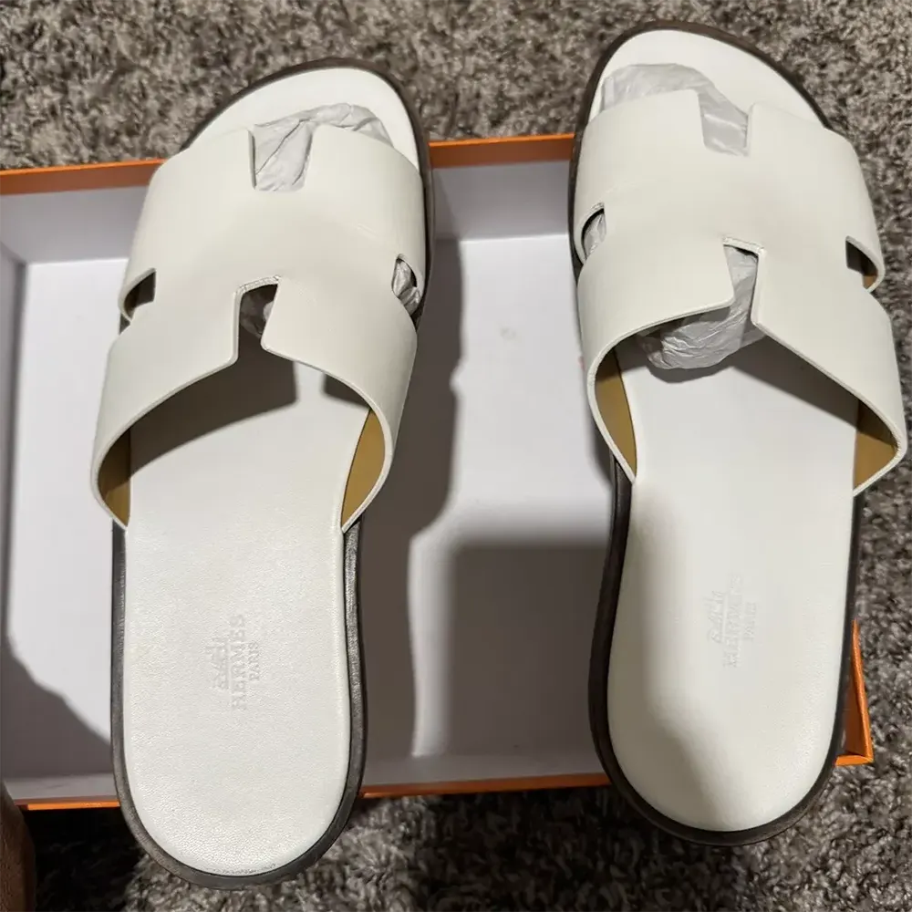 Close-up of sole and stitching on Hermes Unisex Izmir Sandal-White