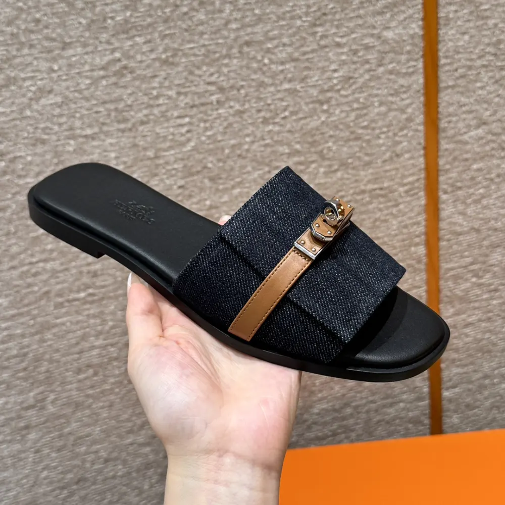 Close-up of smooth calfskin leather on Hermes Women Giulia Sandal-Navy