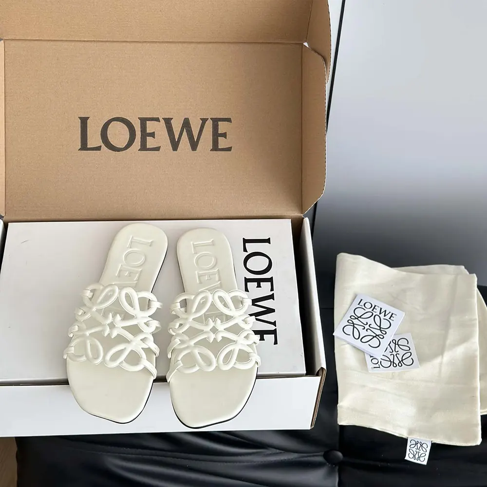 Close-up on signature petal Anagram detail on white calfskin slide