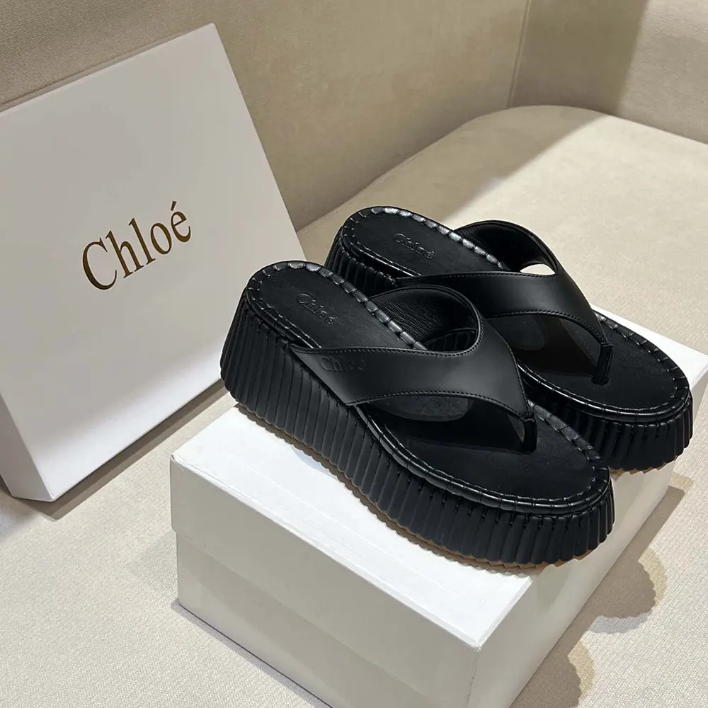 Close-up of gold Chloé logo detail on Chloe Women Nama Wedge Slide-Black