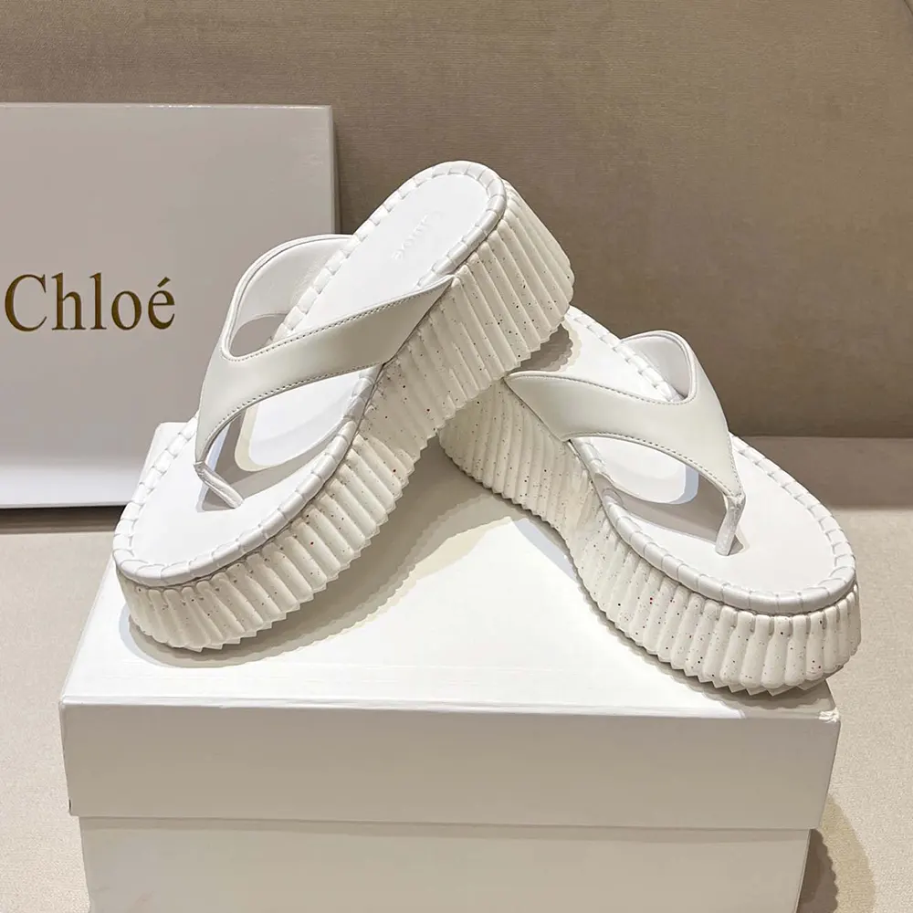 Close-up of gold hardware detail on Chloe Women Nama Wedge Slide-White