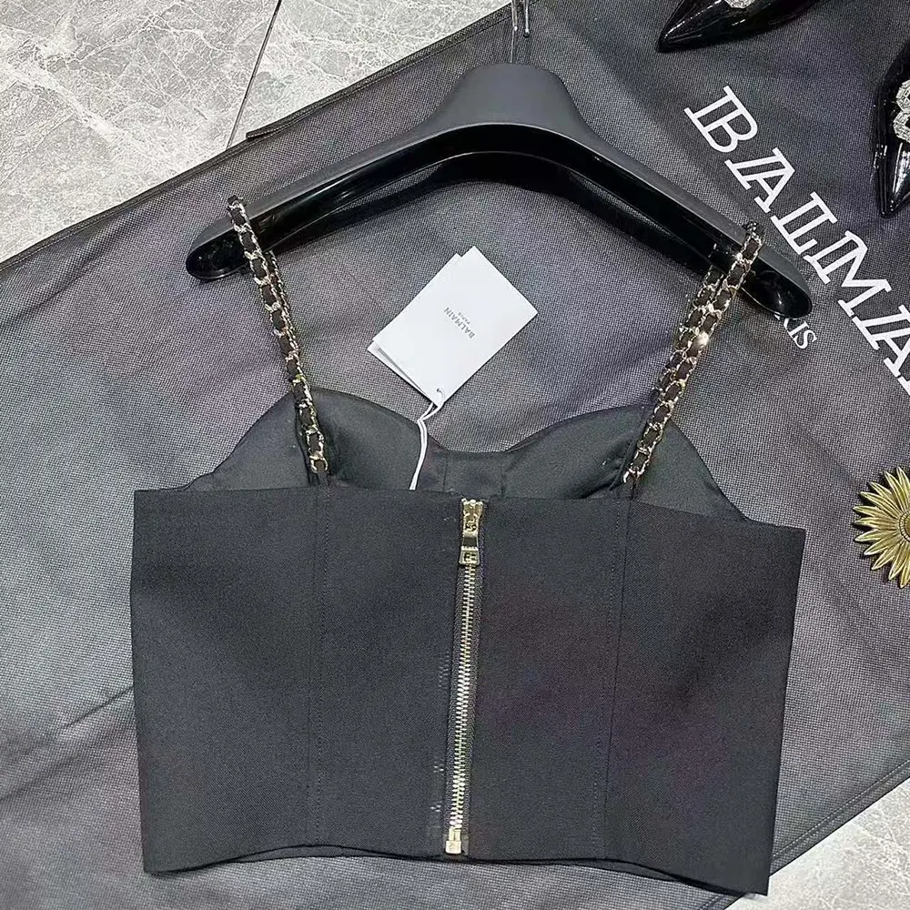 Side angle of slim fit Balmain Women Top Mit Kettenriemen-Black in black