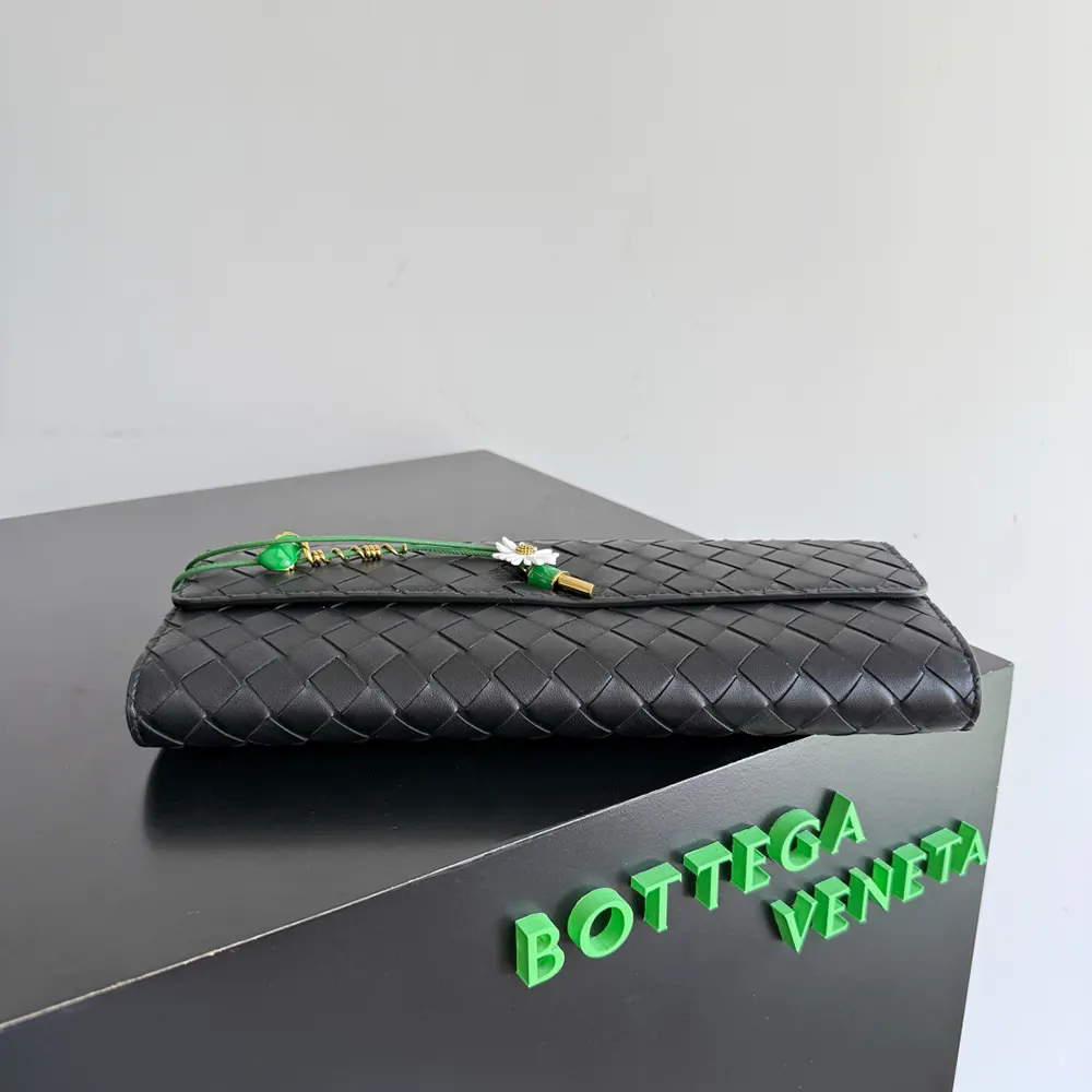 Bottega Veneta Women Andiamo Clutch in Calf Leather - image 5