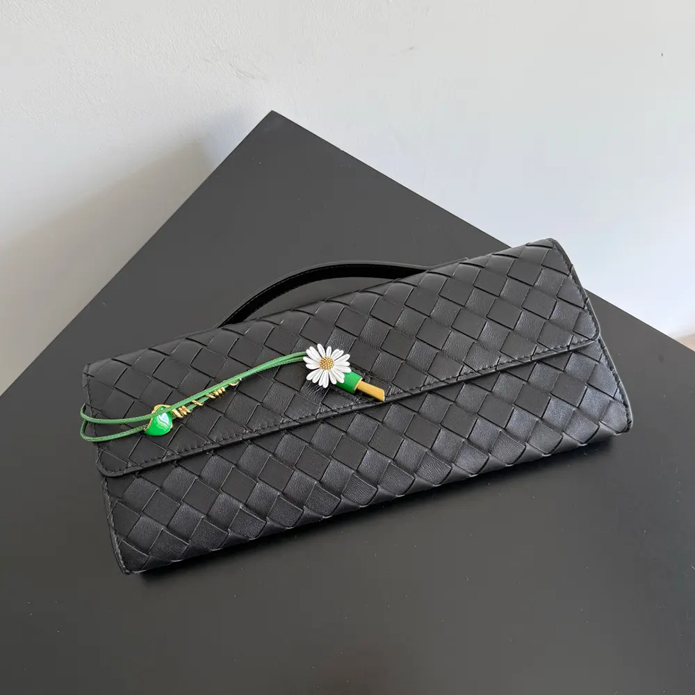 Bottega Veneta Women Andiamo Clutch in Calf Leather - image 4