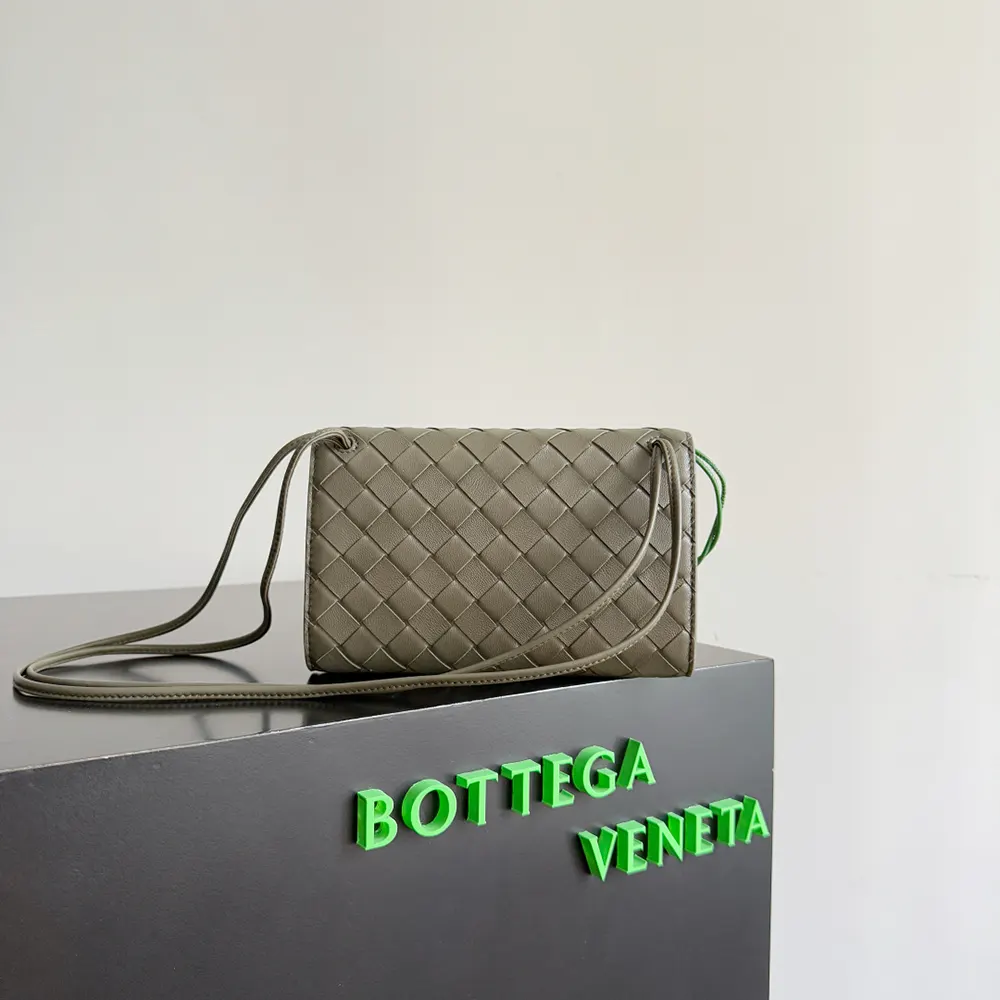 Side profile showing zipper closure of Bottega Veneta Women Andiamo Daisy Pouch