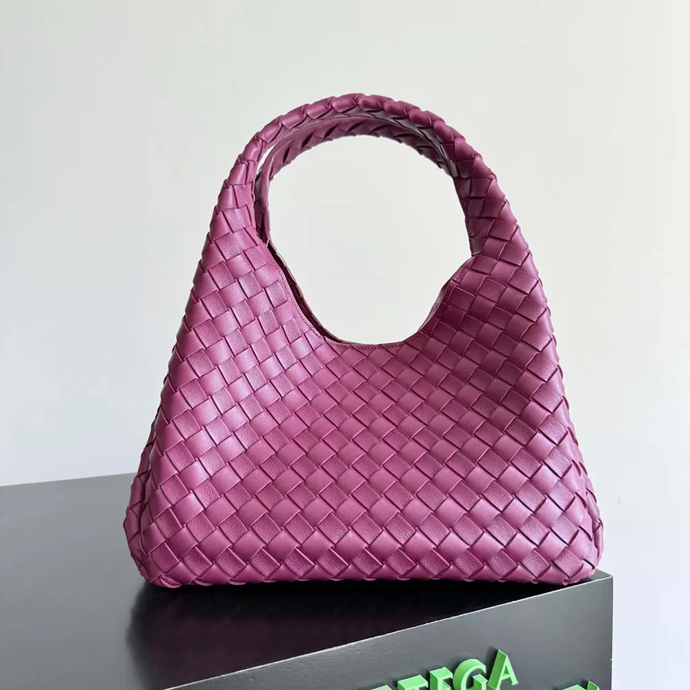 Close-up of woven leather detail on Bottega Veneta Women Medium Campana-Rose