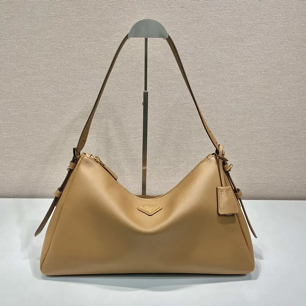 Close-up of gold-tone clasp on Prada Women Aimée Large Leather Shoulder Bag-Brown