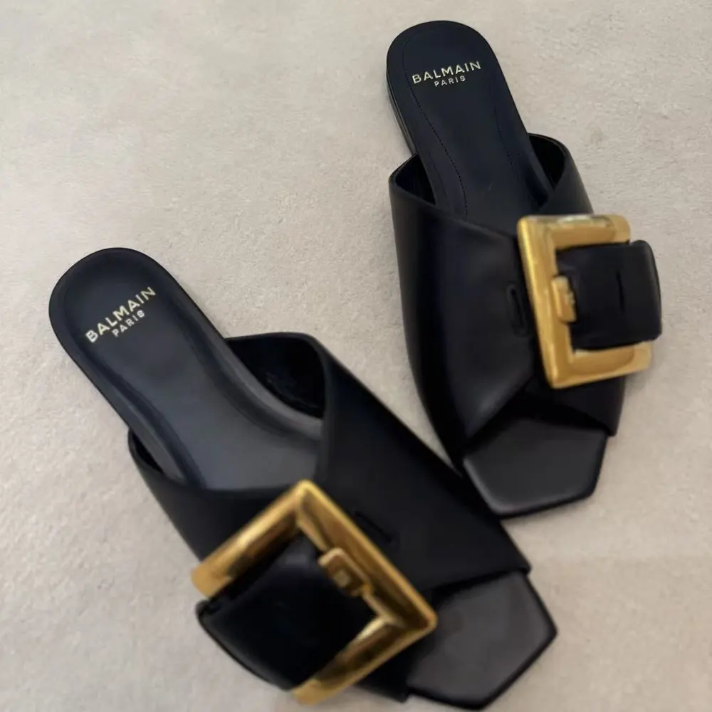 Top angle showing footbed and strap details of Balmain Women Anthem Flat Leather-Black