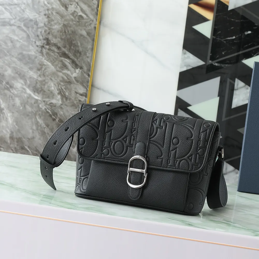Close-up of flap and magnetic closure on Dior Men Medium Dior Daily Messenger Bag