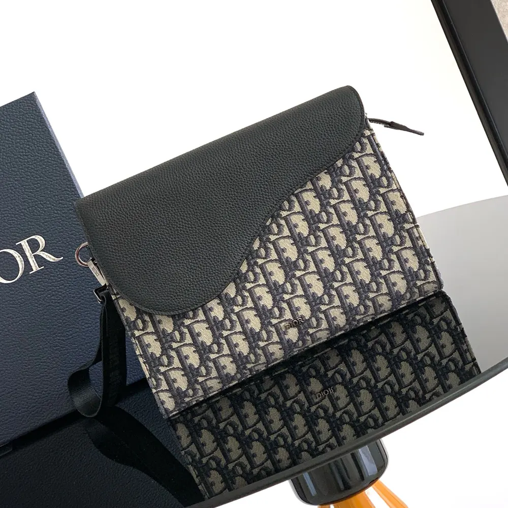 Close-up of Dior Oblique jacquard and black calfskin detail