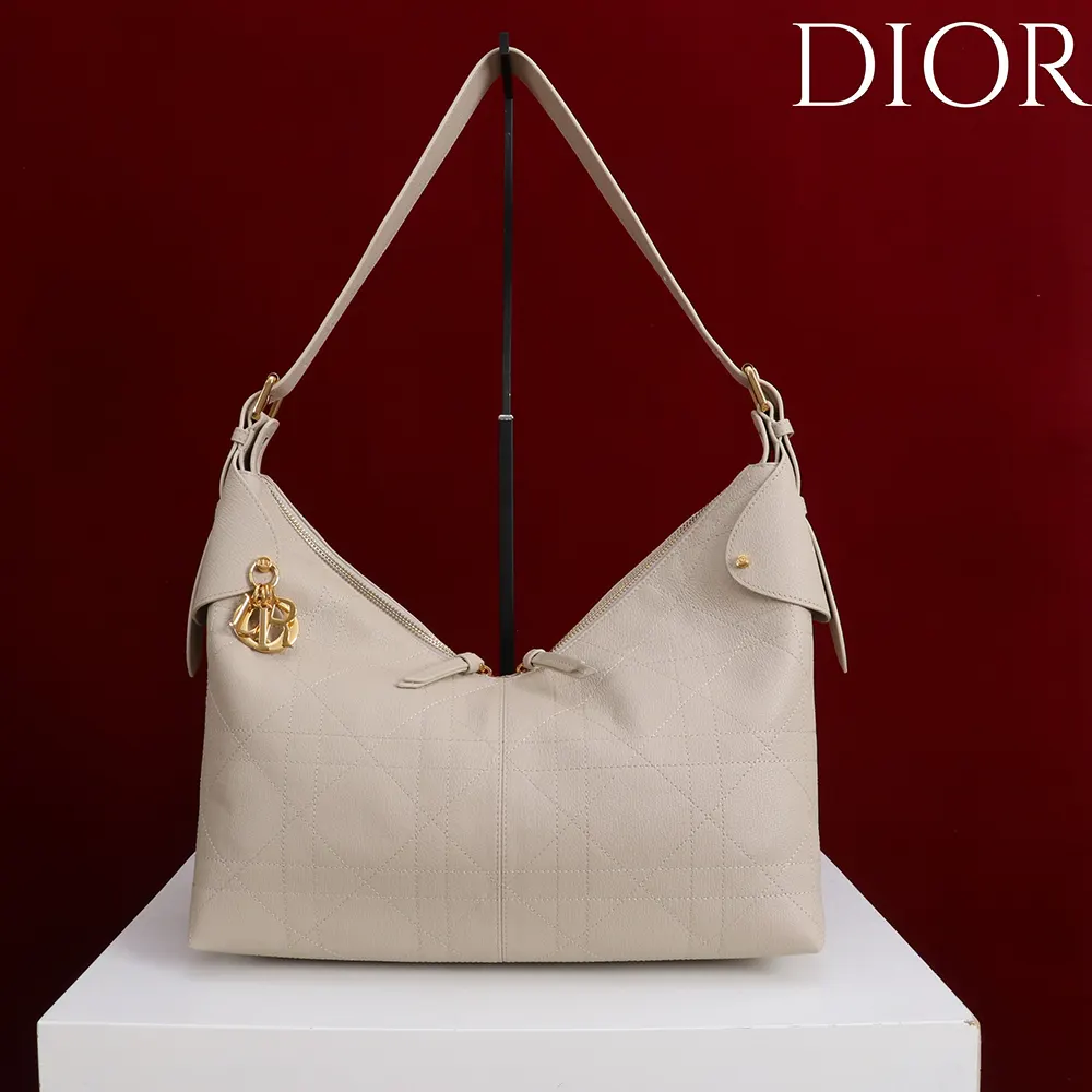 Close-up of flat Macrocannage pattern on Dior Women Large Dior Voyage Bag