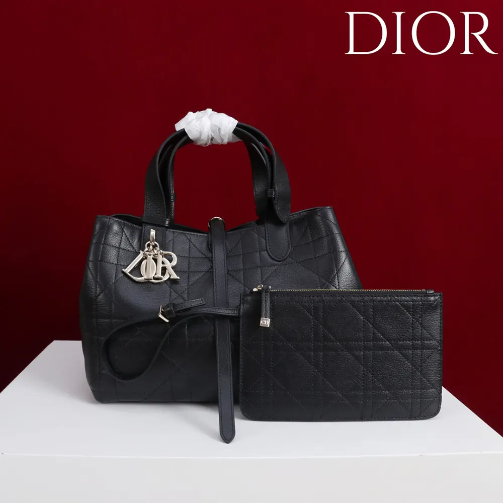 Close-up of silver-tone Dior clasp on Dior Women Medium Dior Toujours Bag Black Flat Macrocannage Calfskin