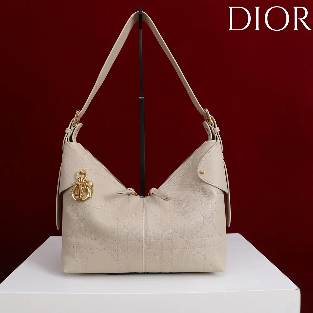 Close-up of macrocannage stitching on Dior Women Medium Dior Voyage Bag