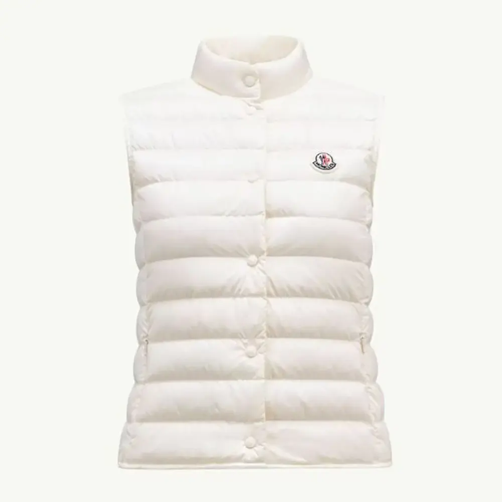Front view of Moncler Women Liane Verstaubare Daunenweste-White showcasing quilted pattern