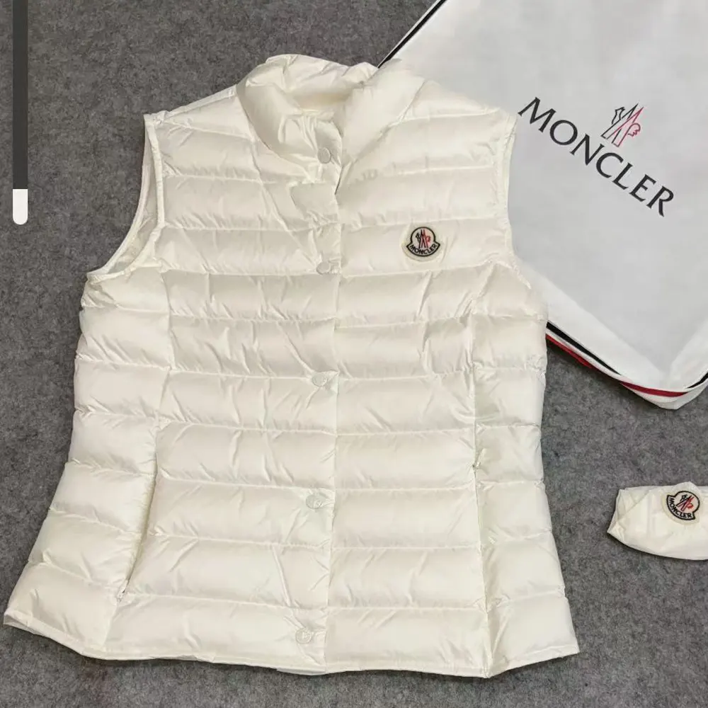 Side profile of Moncler Women Liane Verstaubare Daunenweste-White highlighting slim fit