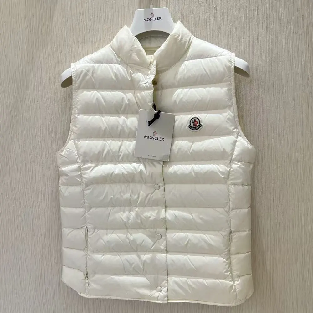 Close-up detail of zipper and Moncler logo on white Liane Daunenweste
