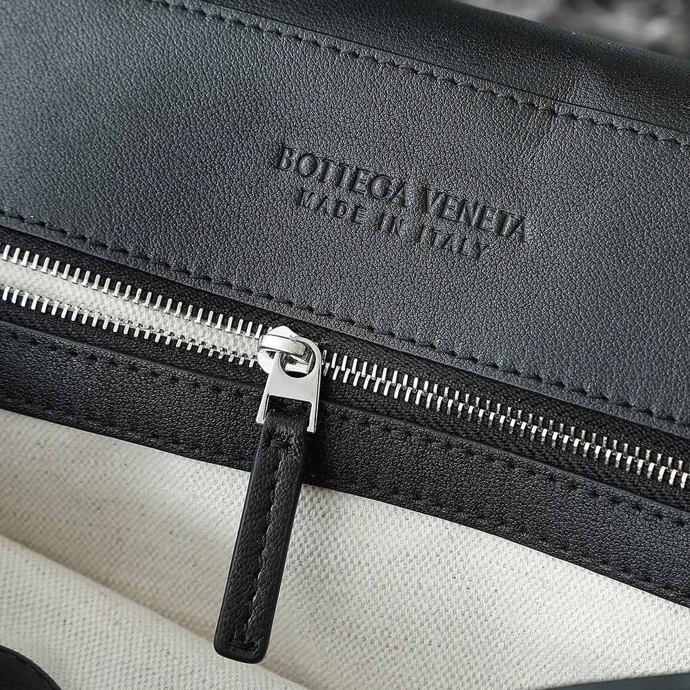Bottega Veneta Unisex Medium Andiamo Messenger-Black - image 10
