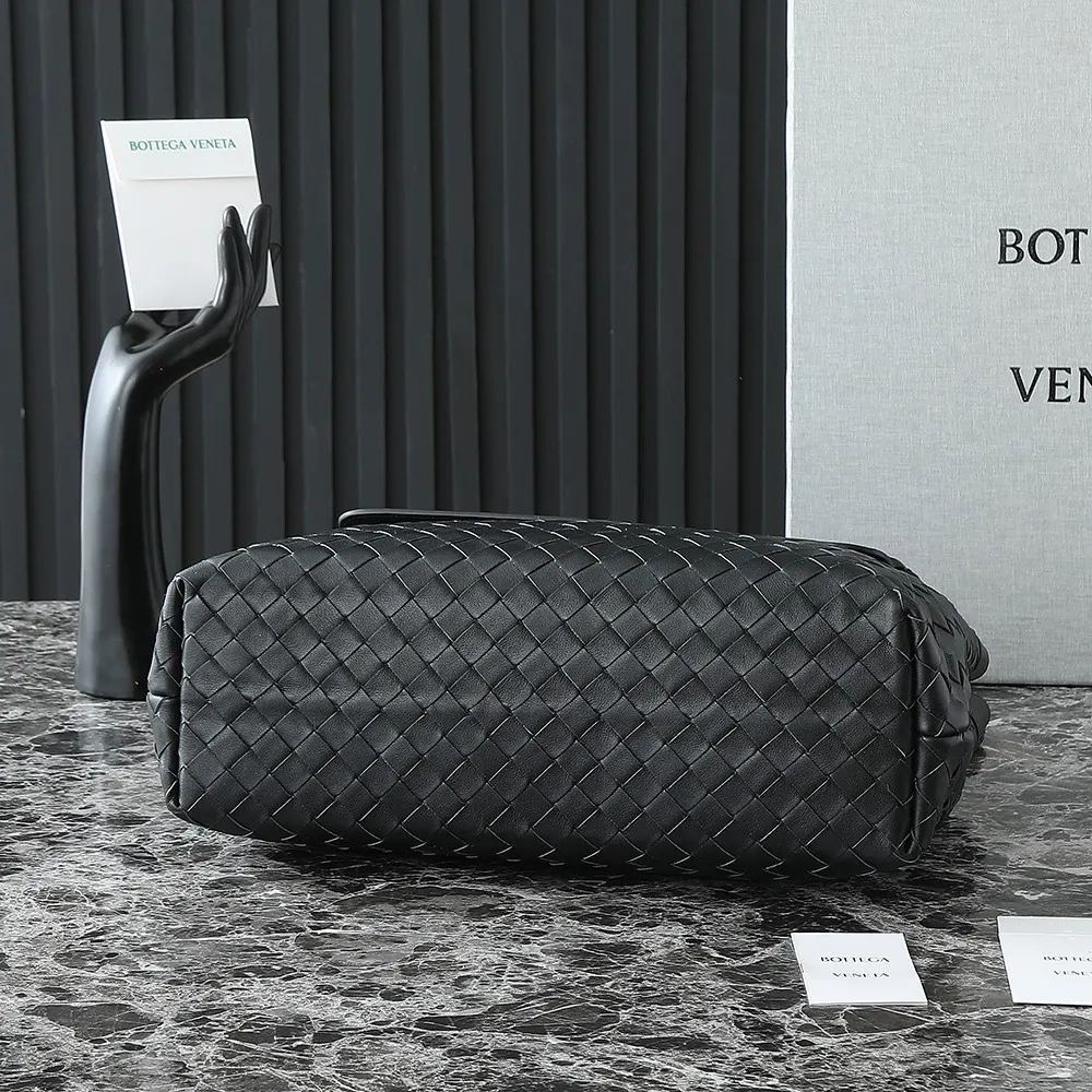 Bottega Veneta Unisex Medium Andiamo Messenger-Black - image 5