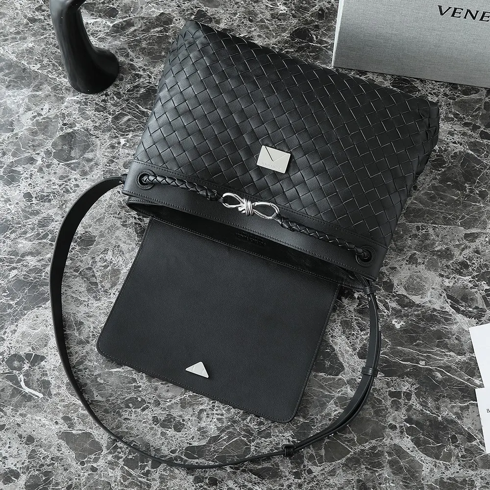 Bottega Veneta Unisex Medium Andiamo Messenger-Black - image 6