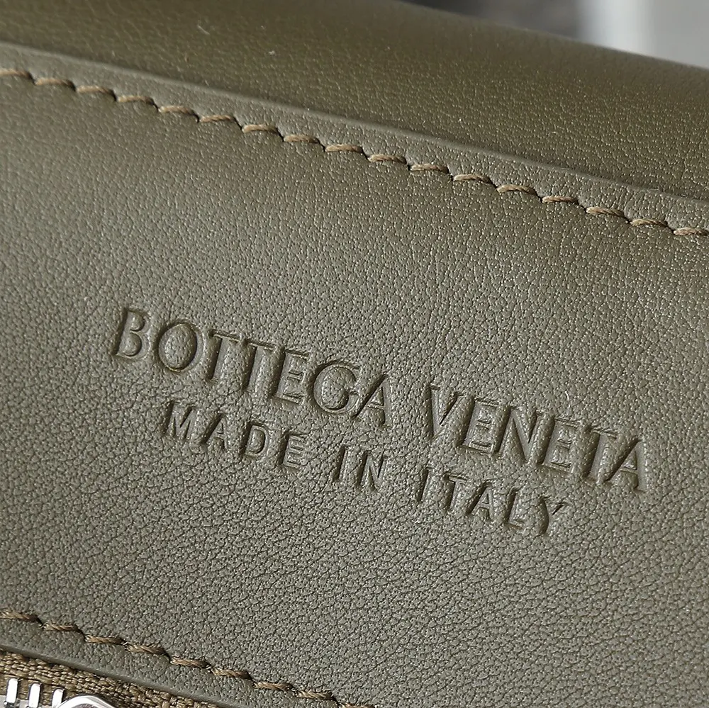 Bottega Veneta Unisex Medium Andiamo Messenger-Dark Green - image 9