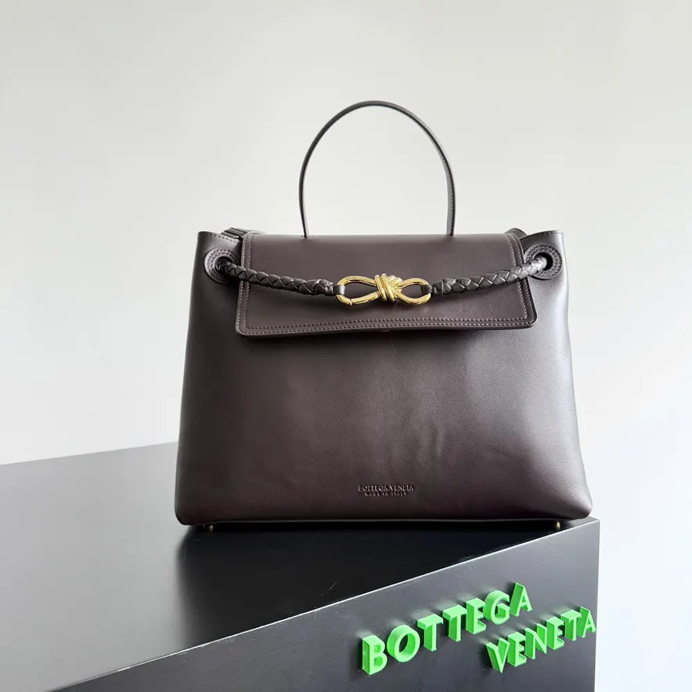 Close-up of intrecciato weave detail on Bottega Veneta Medium Ciao Ciao-Chocolate