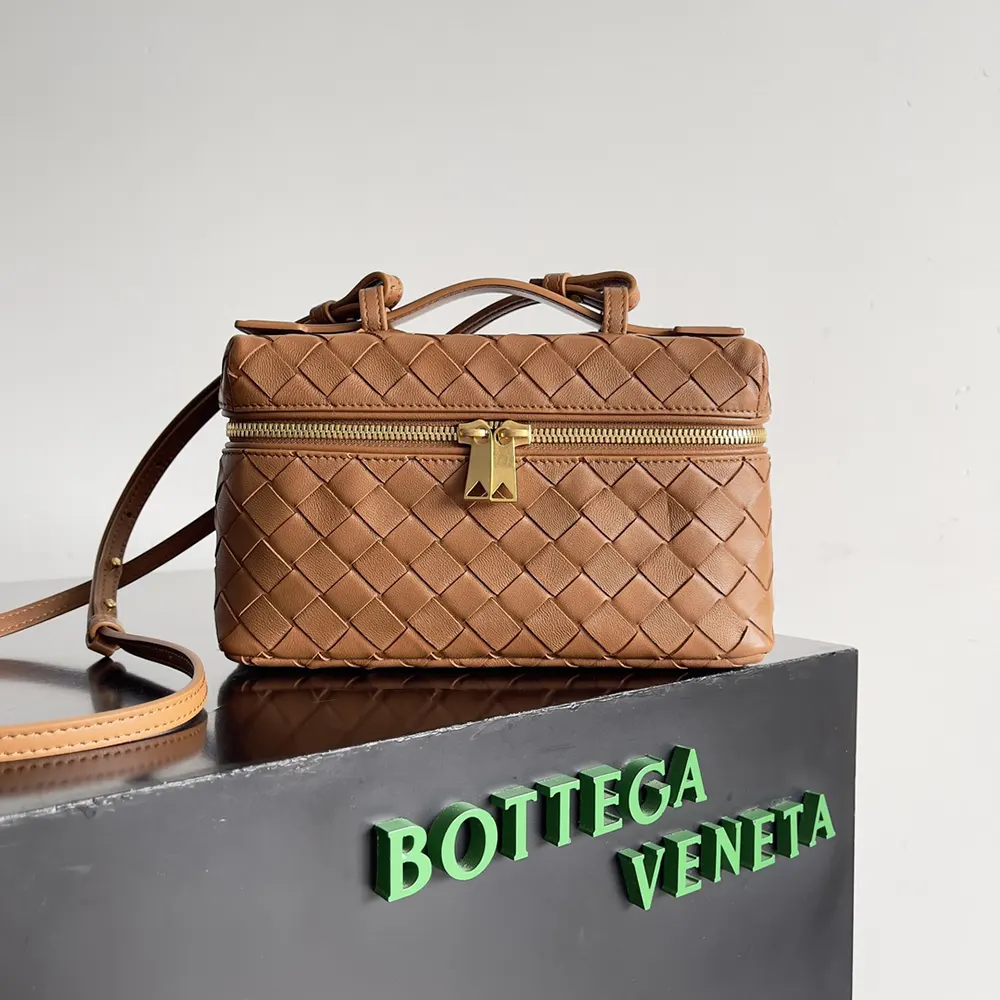 Close-up of brown leather and intrecciato detail on Bottega Veneta Women Bang Bang-Brown