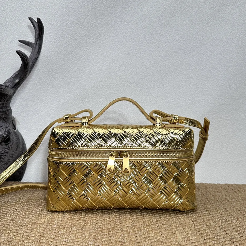 Close-up on woven leather detail of Bottega Veneta Women Bang Bang-Gold