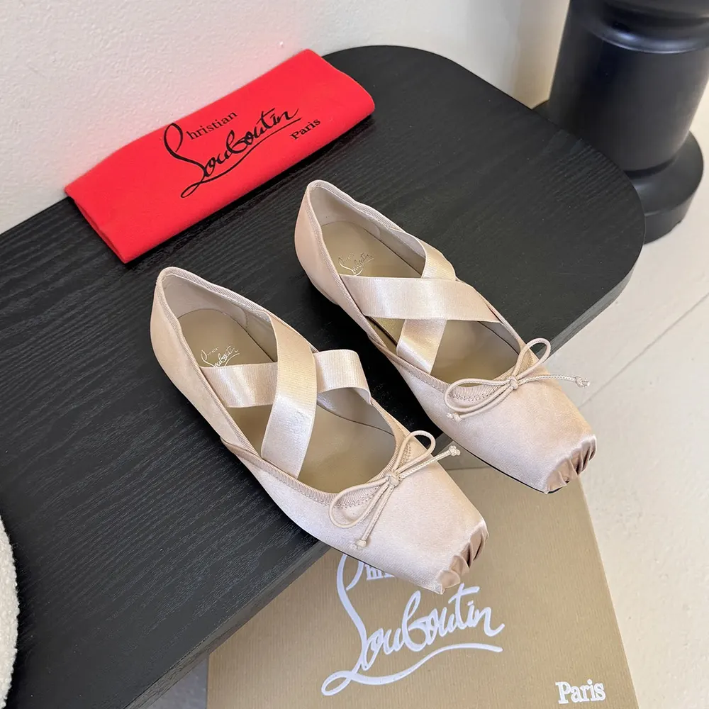 Close-up on the signature red sole of Cassiasticina ballerinas in pink satin