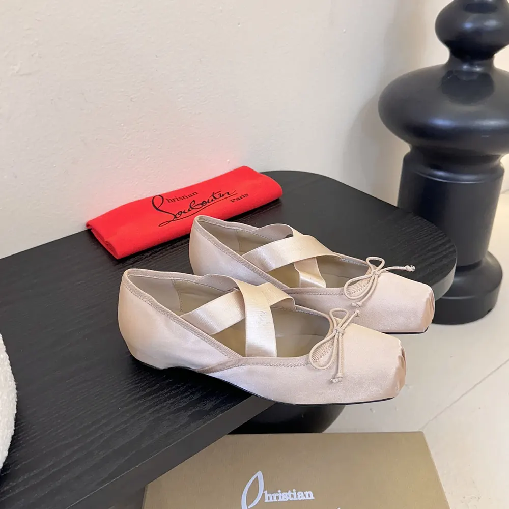 Top view highlighting the crepe satin texture on Cassiasticina ballerinas