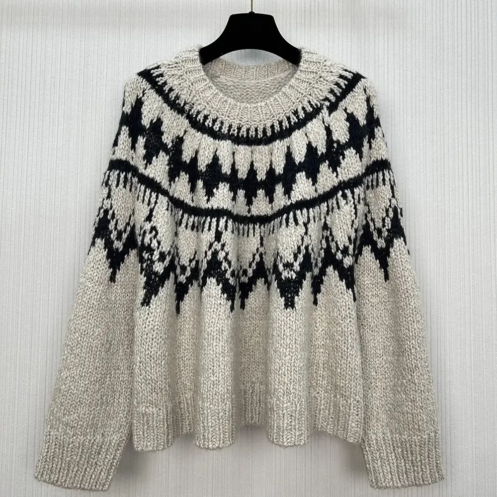 Close-up of knit pattern on Dior Men DiorAlps Sweater beige and black detail
