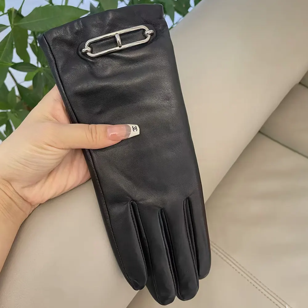 Hermes Women Gloves in Lambskin Leather-Black - image 8